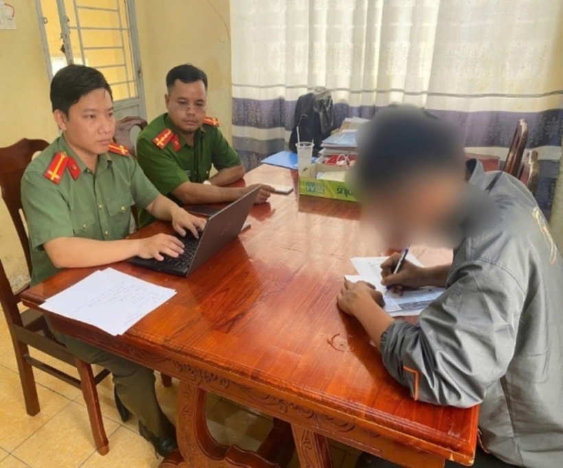 Lực lượng chức năng làm việc với đối tượng thông báo,chia sẻ vị trí làm nhiệm vụ của lực lượng CSGT. Ảnh: Công an tỉnh Cà Mau.