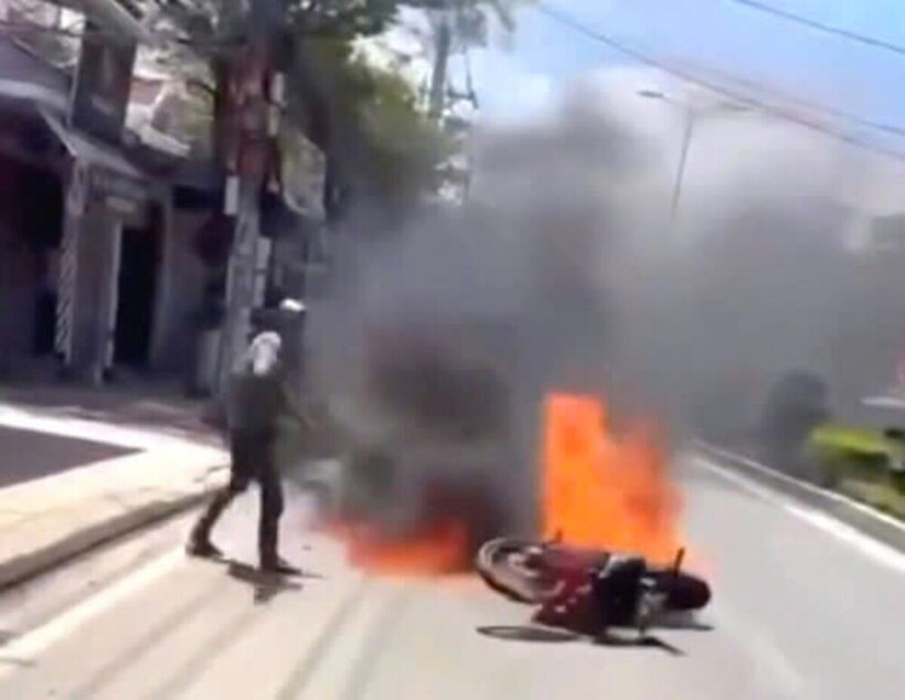 Người đàn ông đốt xe khi bị kiểm tra độ cồn ở Khánh Hoà. Ảnh: Báo Lao động.