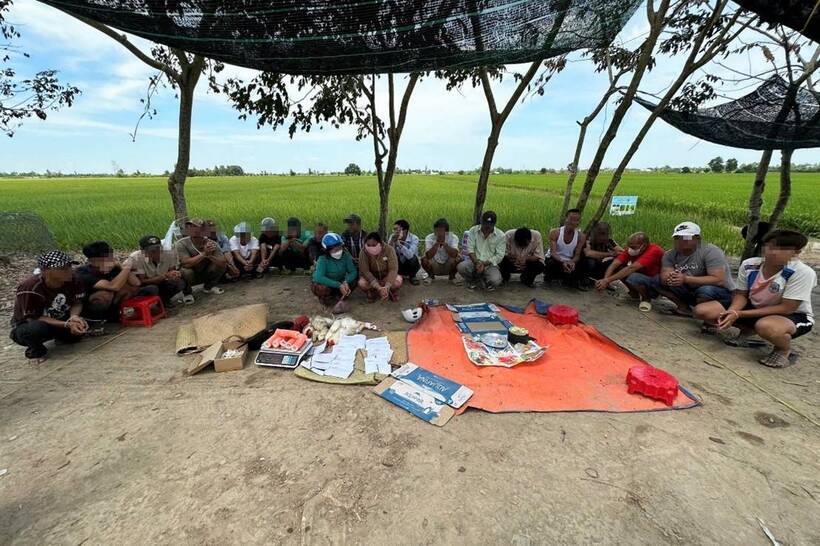 Tụ điểm đá gà, lắc bầu cua ăn tiền ngày mùng 2 Tết. Ảnh: Công an tỉnh An Giang.