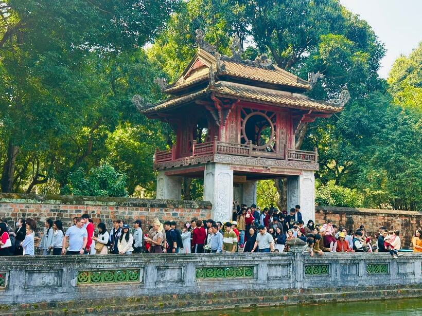 Hà Nội đón khoảng 1,34 triệu lượt khách trong kỳ nghỉ Tết Nguyên đán Bính Ngọ. Ảnh: Báo Hà Nội mới.
