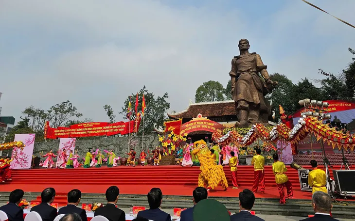 Các tiết mục trống hội và tái hiện lịch sử đã mang lại cảm xúc hào hùng. Ảnh: VTV.