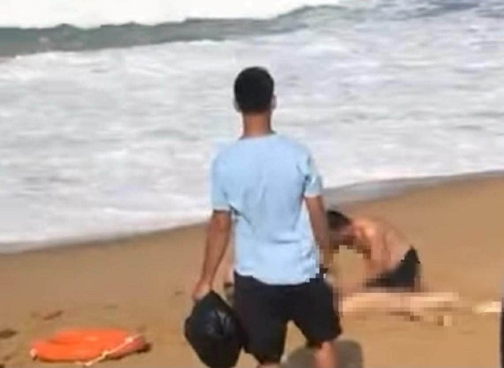 Lực lượng công an khuyến cáo người dân tắm biển ở phường Tuy Hòa hết sức lưu ý, đảm bảo an toàn. Ảnh: Lao động