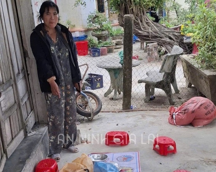 Người phụ nữ đang cầm cái đánh "bầu cua" ăn tiền thì bị lực lượng công an bắt quả tang - Ảnh Công an Gia Lai