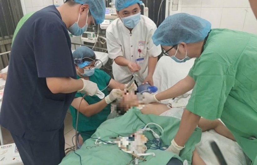 Ê kíp bác sĩ can thiệp, gắp thành công dị vật. Ảnh: SK& ĐS.