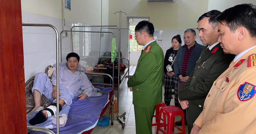 Đại tá Ma Quang Trung, Phó giám đốc Công an tỉnh Tuyên Quang đến thăm hỏi, động viên Thiếu tá Nguyễn Văn Đông. (Ảnh: Công an Tuyên Quang)