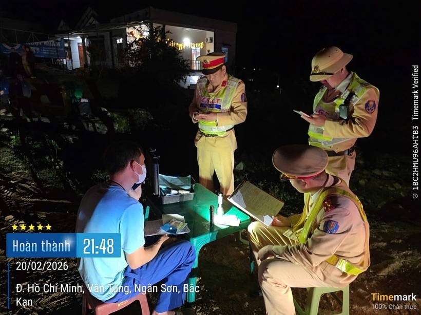 CSGT làm việc với tài xế vi phạm