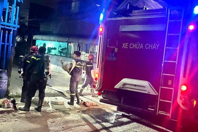 các phương tiện chữa cháy chuyên dụng cùng nhiều cán bộ chiến sĩ đến hiện trường dập lửa. Ảnh: Pháp luật TP.HCM