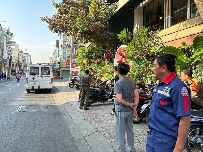 Thi thể người đàn ông sau đó được đưa về nhà xác. Ảnh: Dân Việt
