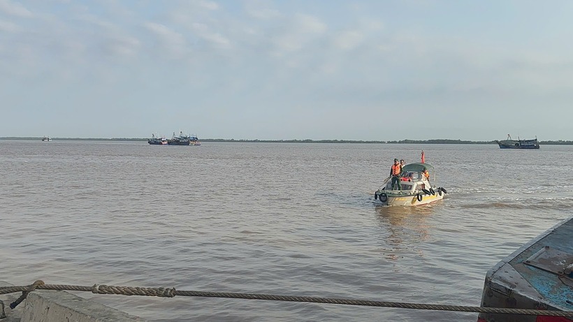 Cano chuyên dụng của Đồn biên phòng cửa khẩu cảng Giao Long đưa thuyền trưởng có dấu hiệu đột quỵ vào bờ cấp cứu. (Ảnh: Thanh niên)