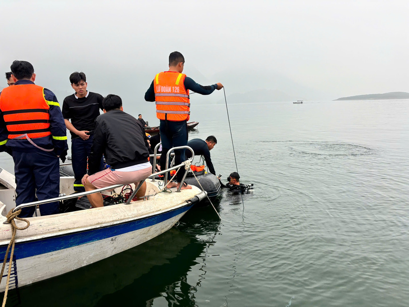 Lực lượng tìm kiếm cứu nạn của Lữ đoàn thực hiện nhiệm vụ tìm kiếm nạn nhân. Ảnh: VTC News