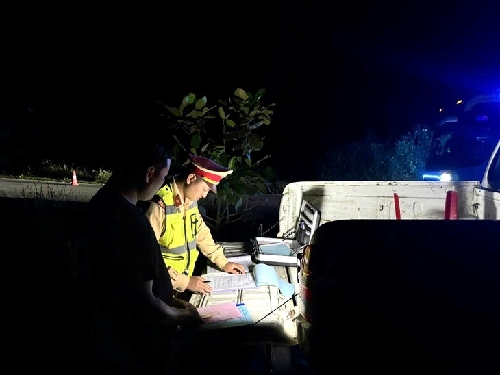 Cảnh sát giao thông lập biên bản tài xế xe khách vi phạm. Ảnh: Tuổi trẻ
