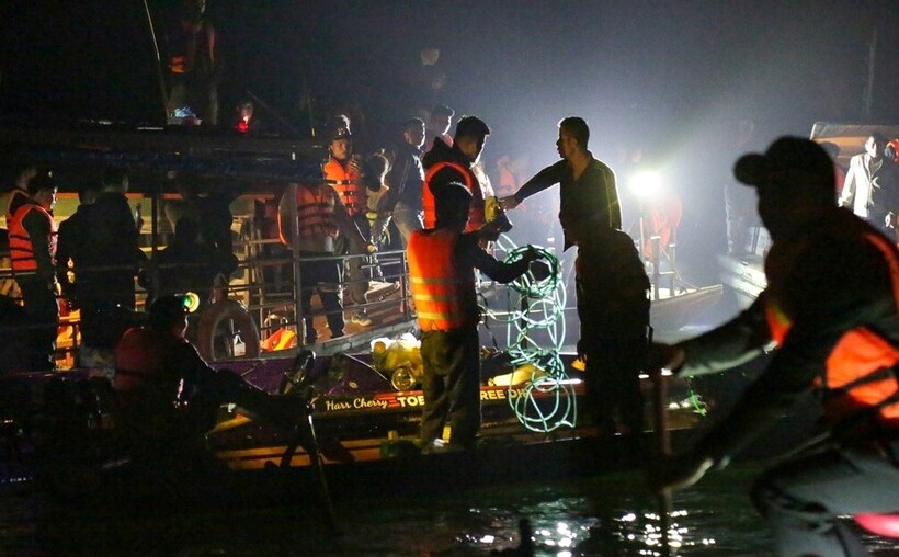 Hàng trăm người gồm công an, quân đội và các lực lượng chức năng tích cực tham gia tìm kiếm 6 nạn nhân mất tích trong vụ lật tàu trên hồ Thác Bà. Ảnh: Dân trí
