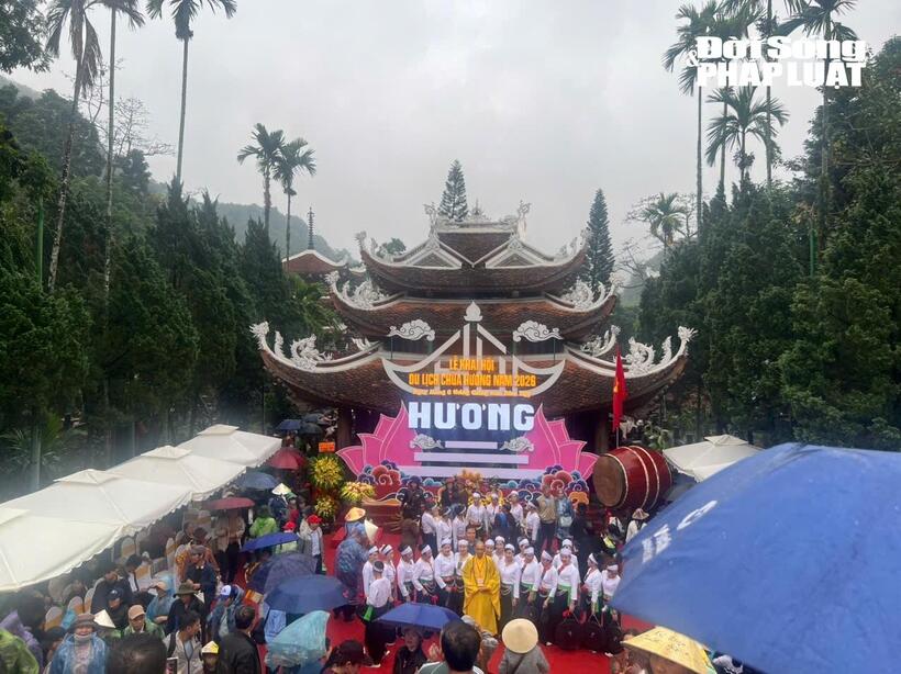 Nghi thức khai hội Chùa Hương diễn ra trang trọng sáng mùng 6 Tết.