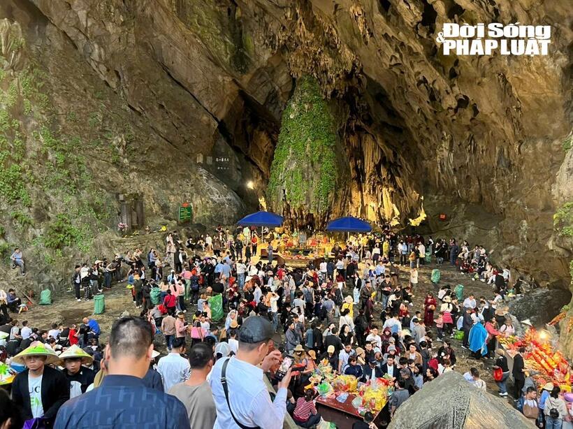 Quang cảnh động Hương Tích đông kín du khách trong ngày khai hội.