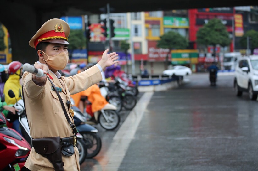 Từ trưa 22/2 (mùng 6 tết Bính Ngọ 2026), dòng người từ các địa phương di chuyển qua mọi ngả đường cửa ngõ để về Hà Nội sau kỳ nghỉ Tết dài ngày.