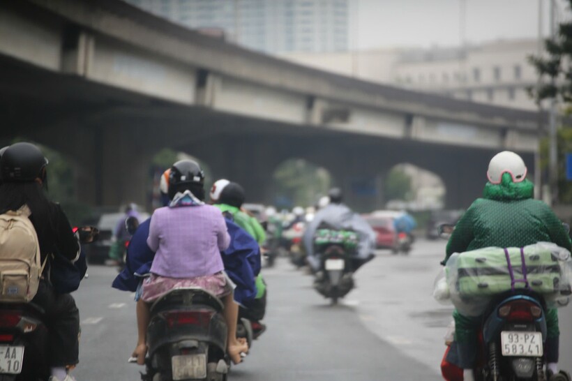 Trưa nay, Hà Nội có mưa phùn khiến việc đi lại của người ở tất cả cửa ngõ gặp không ít khó khăn.