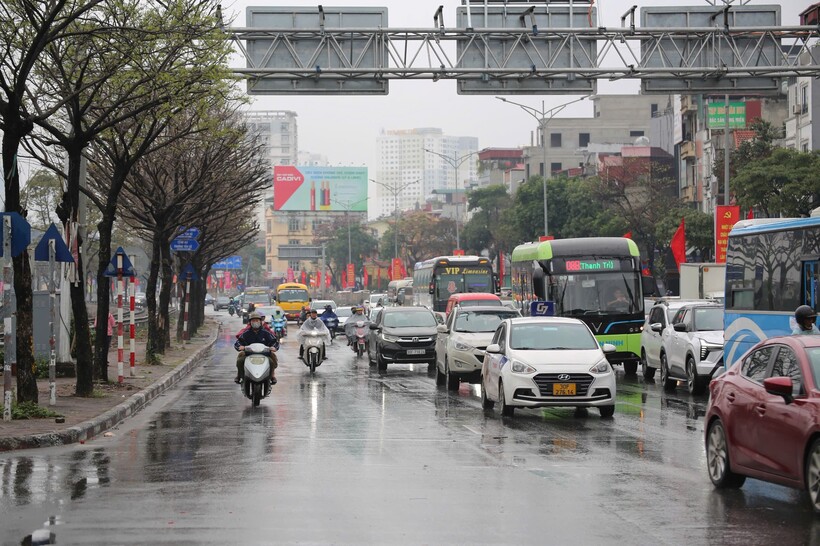 Tại khu vực cửa ngõ phía Nam nơi có tuyến cao tốc Pháp Vân - Cầu Giẽ và quốc lộ 1A, lực lượng CSGT tuần tra kiểm soát trên tuyến, bảo đảm không để xảy ra ùn ứ kéo dài.