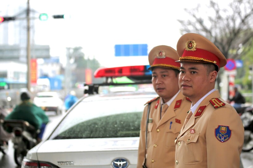Trung tá Đào Việt Long, Phó trưởng Phòng CSGT, trực tiếp chỉ đạo công tác chỉ huy giao thông tại nút giao Giải Phóng - quốc lộ Q1A.