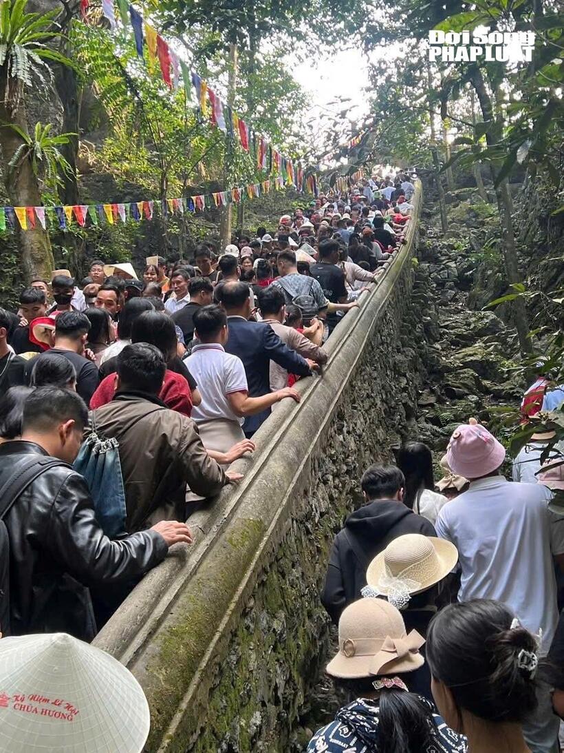 Dòng người dày đặc lối lên động Hương Tích trong ngày khai hội.