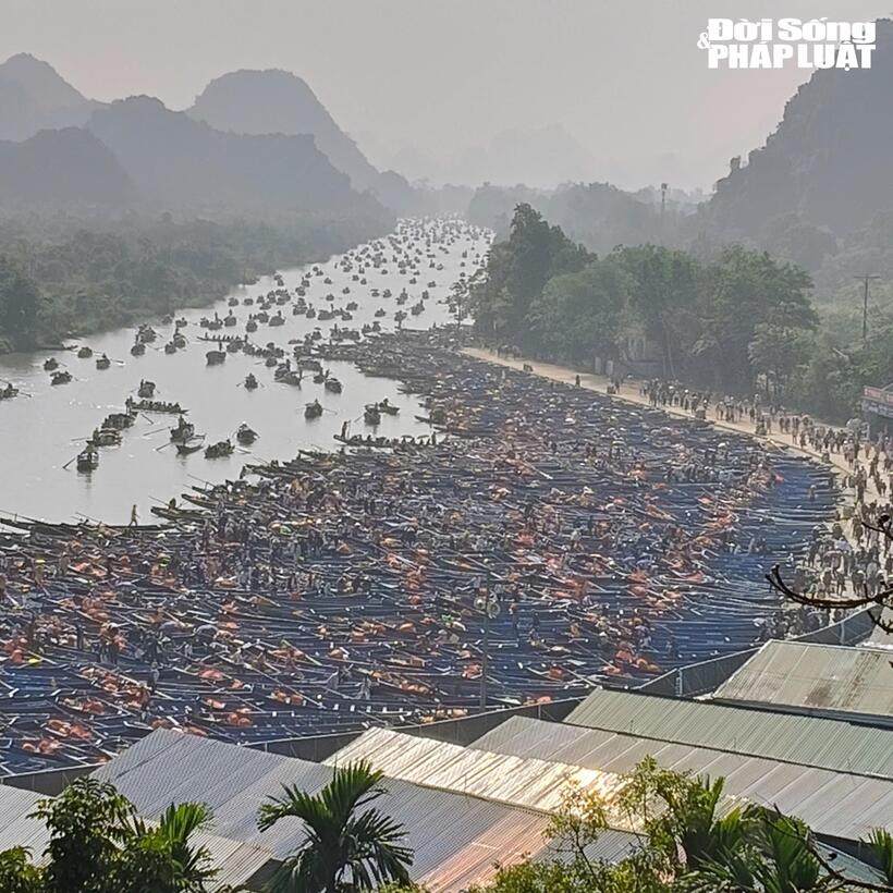 Quang cảnh Bến Đò Thiên Trù tại Chùa Hương.