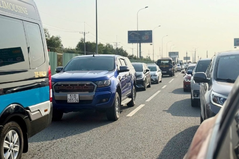 Các phương tiện phải nhích từng chút một