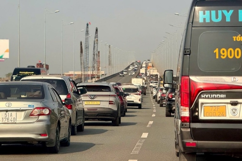 Đoạn từ cầu Long Thành (Đồng Nai) qua trạm thu phí Long Phước đến nút giao Vành đai 2, dòng xe di chuyển chậm, nhiều thời điểm phải nhích từng mét.