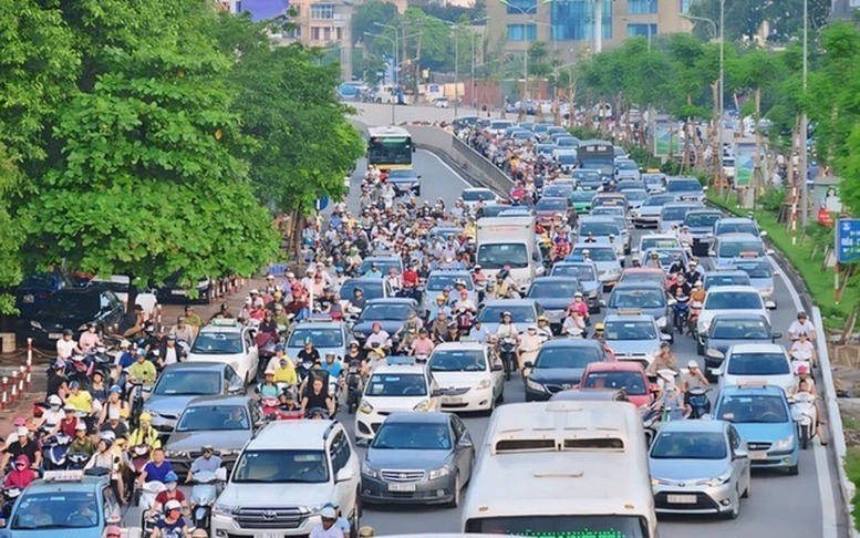 Thủ tướng yêu cầu không để xảy ra ùn tắc giao thông kéo dài trên các tuyến đường vào trung tâm Hà Nội và TPHCM