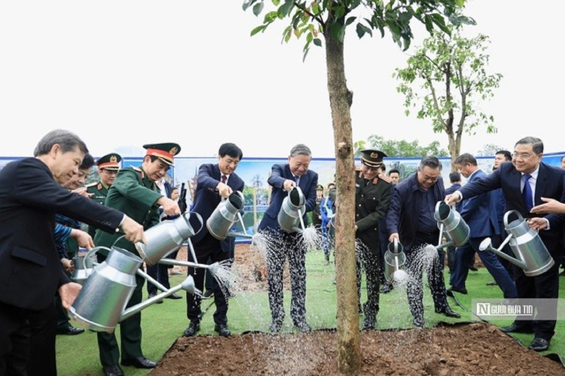 Tổng Bí thư Tô Lâm và các đại biểu tham gia trồng cây tại Lễ phát động “Tết trồng cây đời đời nhớ ơn Bác Hồ” Xuân Bính Ngọ 2026.