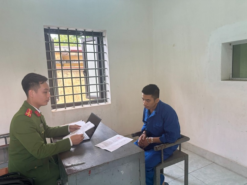 Công an lấy lời khai của Trần Quang Hiếu. Ảnh: Công an Phú Thọ