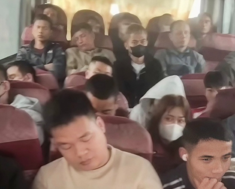 Hành khách trên xe ô tô BKS 22F-000.xx. Ảnh: VTC News