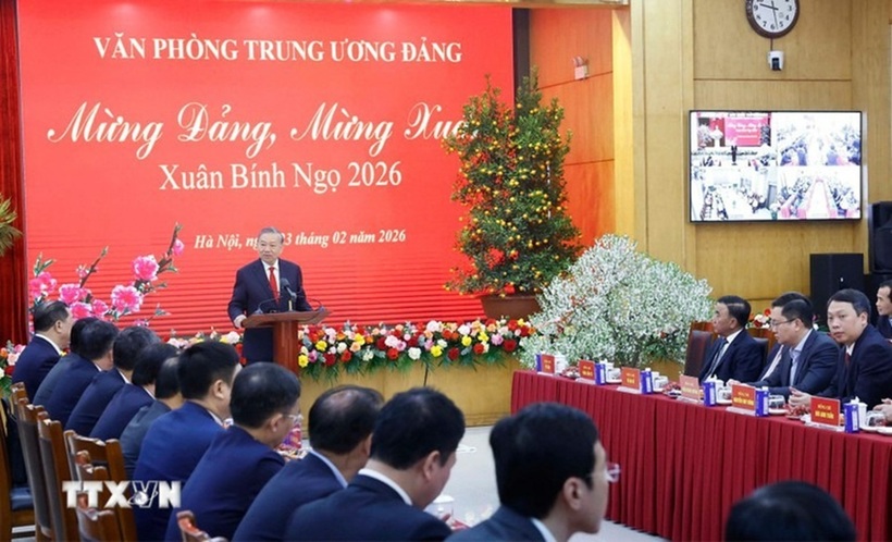 Tổng Bí thư Tô Lâm chúc Tết cán bộ, công chức, viên chức, người lao động Văn phòng Trung ương Đảng - Ảnh: TTXVN