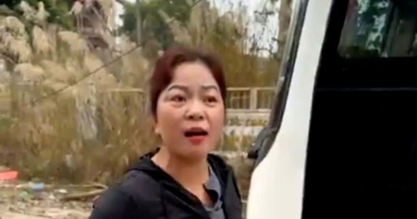 Hình ảnh đối tượng chửi bới, thu tiền trông giữ xe trên đường vào đền ở Bắc Ninh. (Ảnh cắt clip)