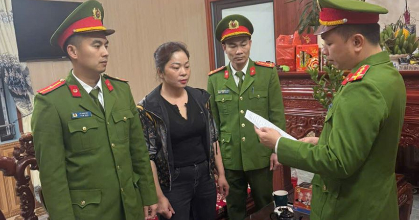 Công an thi hành lệnh bắt người bị giữ trong trường hợp khẩn cấp đối với Nguyễn Thị Mùi.