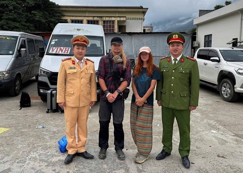 Lực lượng công an hỗ trợ 2 du khách Nga di chuyển ra Hà Nội sáng 23/2. (Ảnh: Công an xã Mường Xén)