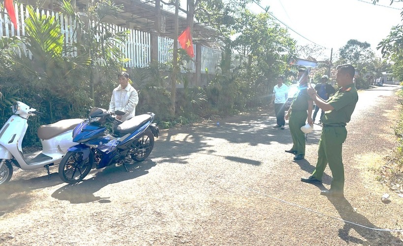 Công an đưa Trần Hữu Minh đến thực nghiệm hiện trường vụ cướp. Ảnh: Dân trí