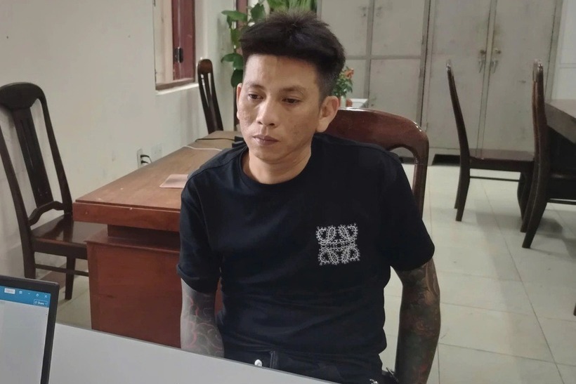 Đối tượng Lê Hữu Nghị tại cơ quan công an. Ảnh: Dân Trí