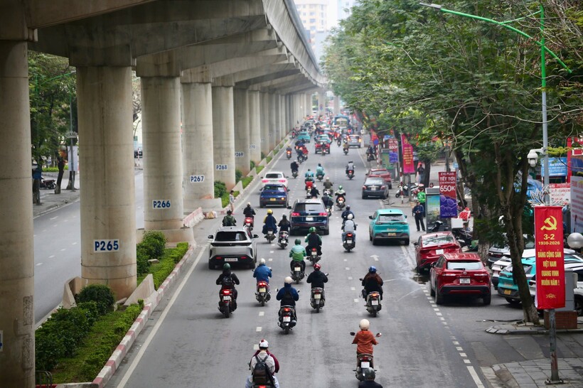 Đường Xuân Thuỷ sáng 23/2 khá thông thoáng, người dân di chuyển thuận lợi.