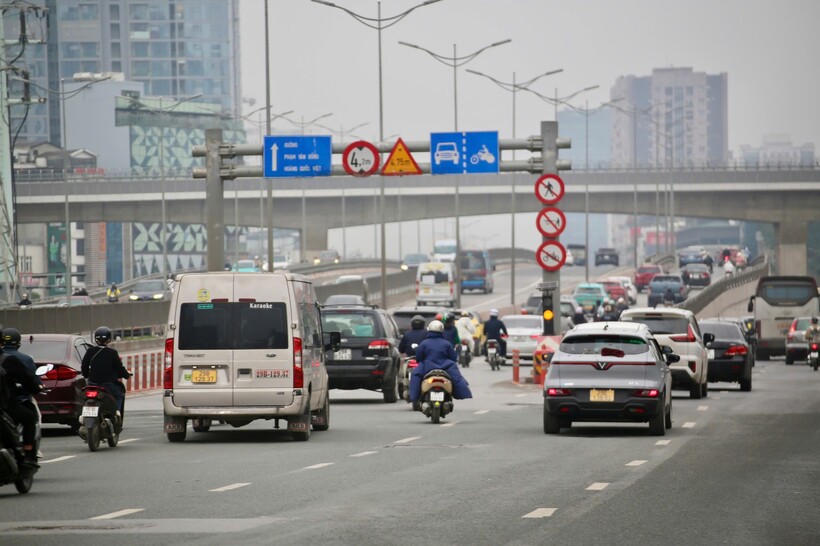 Cầu Mai Dịch sáng 23/2, giao thông thuận lợi.