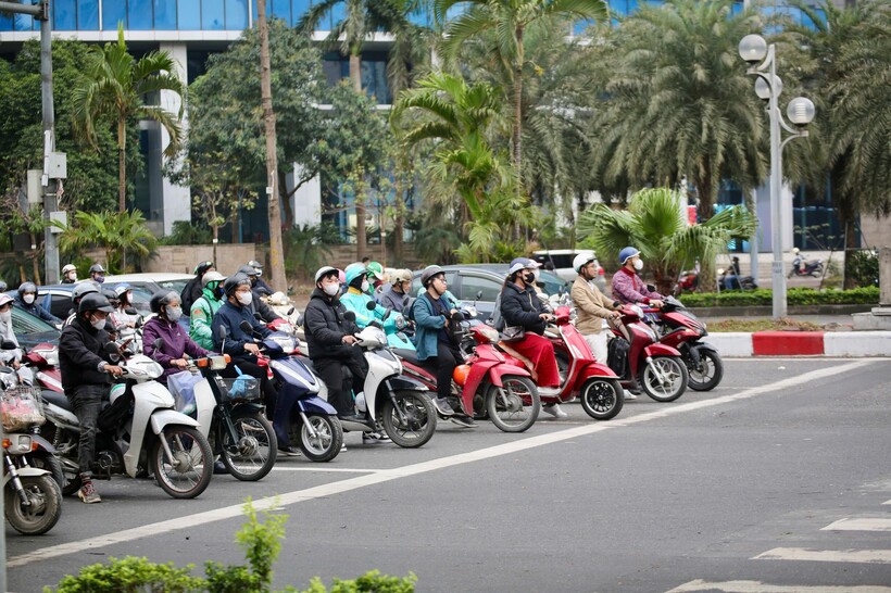 Người dân chấp hành nghiêm chỉnh dừng chờ đèn tín hiệu giao thông.