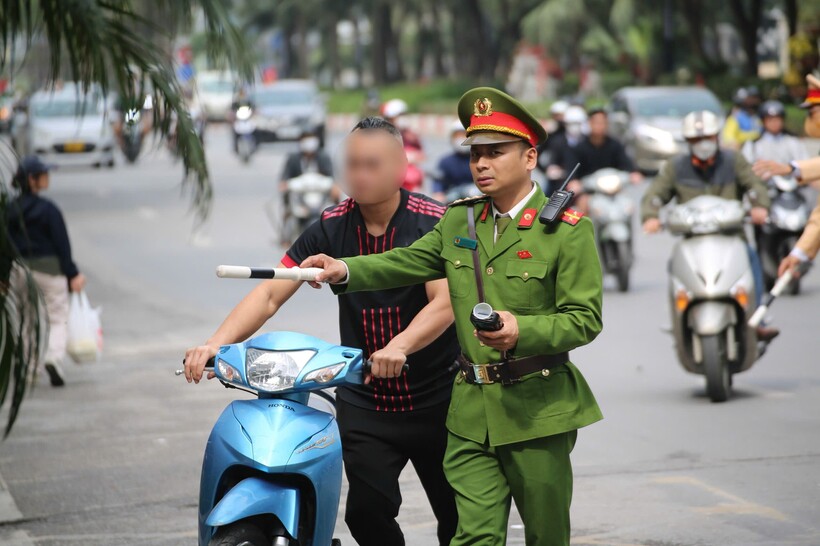 Bên cạnh kiểm soát nồng độ cồn, lực lượng CSGT tăng cường xử lý các hành vi vi phạm khác như không đội mũ bảo hiểm.