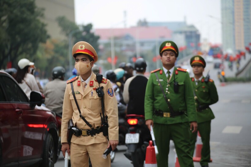 Lực lượng CSGT và Công an phường triển khai thực hiện nhiệm vụ trưa 23/2.