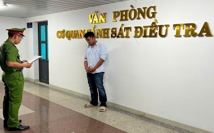 Cơ quan cảnh sát điều tra Công an tỉnh Lâm Đồng thi hành lệnh giữ người trong trường hợp khẩn cấp đối với Phạm Quốc Huy. Ảnh: Báo Dân việt.