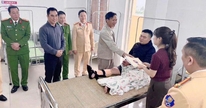 Lãnh đạo Công an tỉnh Phú Thọ thăm hỏi, động viên Đại úy Lê Đăng Hùng bị thương trong quá trình làm nhiệm vụ. (Ảnh: Công an Phú Thọ)