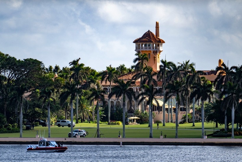 Lực lượng an ninh tuần tra quanh khu nghỉ dưỡng Mar-a-Lago vào tháng 11/2024. Ảnh: Reuters