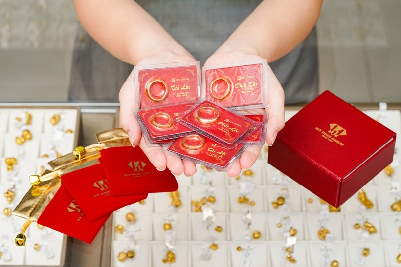 Một trong những hoạt động nổi bật nhất ngày vía thần Tài là mua vàng. Ảnh minh họa