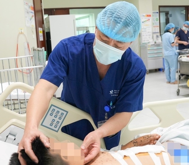 TS.BS Đặng Ánh Dương – Trưởng khoa Điều trị Tích cực Ngoại khoa thăm khám cho bệnh nhi. Ảnh: Cổng thông tin Bệnh viện Nhi Trung ương