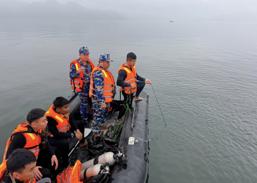 Đến 17h25 ngày 22/2, lực lượng chức năng đã tìm thấy thi thể 6 nạn nhân mất tích trong vụ lật tàu ở hồ Thác Bà, thuộc địa phận thôn Làng Cạn, xã Bảo Ái, tỉnh Lào Cai