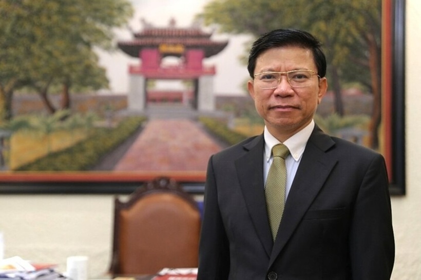GS.TS Hoàng Anh Tuấn - Hiệu trưởng Trường Đại học KHXH&NV Hà Nội nhận Huân chương Cành cọ hàn lâm của Pháp. Ảnh: VTC News