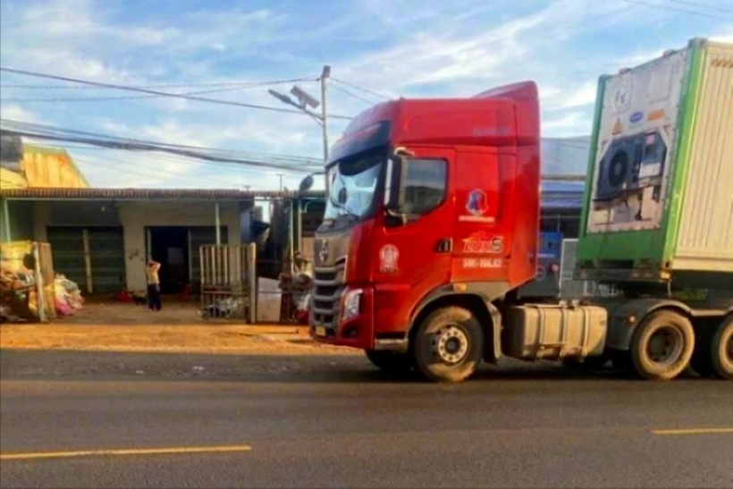 Xe đầu kéo tại đoạn đường xảy ra tai nạn. (Ảnh: Pháp luật TP.HCM)