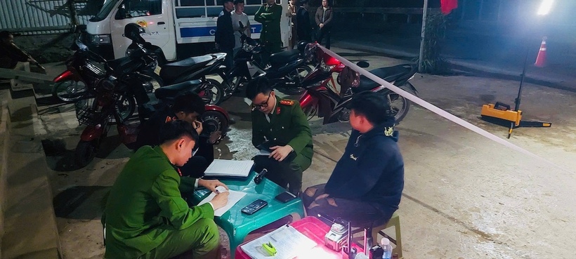 Lực lượng chức năng làm việc với tài xế vi phạm